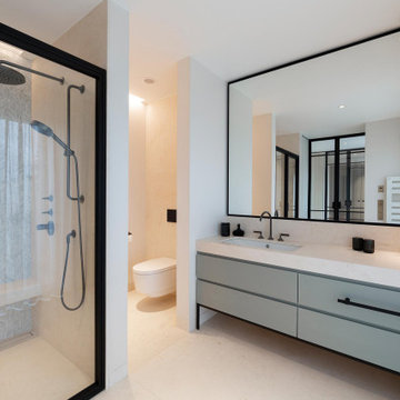 Ein modernes Badezimmer aus Marmor