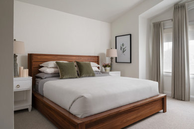 Пример оригинального дизайна: большая хозяйская спальня в стиле неоклассика (современная классика) с белыми стенами, ковровым покрытием, бежевым полом, сводчатым потолком и обоями на стенах