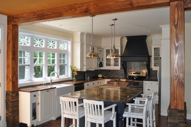 Example of a mid-sized classic u-shaped medium tone wood floor and brown floor eat-in kitchen design in Montreal with a farmhouse sink, raised-panel cabinets, white cabinets, metallic backsplash, metal backsplash, stainless steel appliances and an island