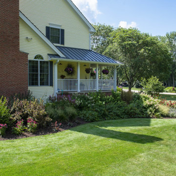 Farmhouse Side Landscape - Hawthorn Woods, IL