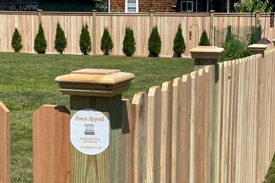 Modelo de jardín de estilo de casa de campo grande en patio trasero con exposición total al sol y con madera