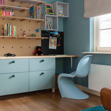 Desk space in boys bedroom