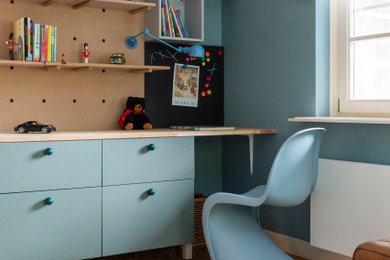 Foto de dormitorio infantil de 4 a 10 años clásico renovado de tamaño medio con paredes azules, suelo de madera clara, suelo marrón y papel pintado