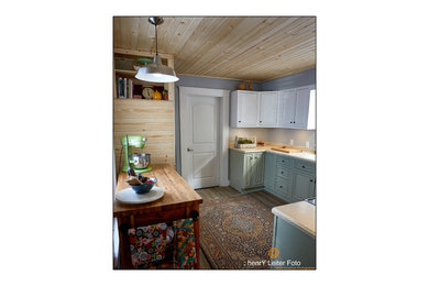 Inspiration för ett mellanstort eklektiskt kök, med en dubbel diskho, luckor med infälld panel, bänkskiva i koppar, beige stänkskydd, rostfria vitvaror, vinylgolv, en köksö och grått golv