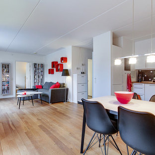 コペンハーゲンの中サイズのコンテンポラリースタイルのLDKの画像 (白い壁、淡色無垢フローリング、暖炉なし)