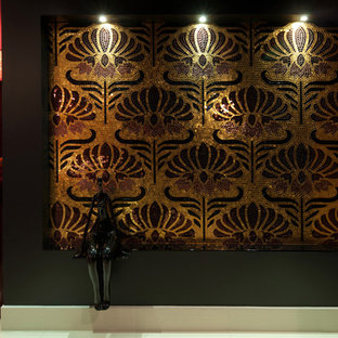 Aménagement d'un hall d'entrée éclectique de taille moyenne avec un mur noir, un sol en carrelage de céramique, une porte pivot et une porte noire.