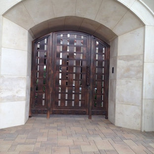 Exempel på en mellanstor eklektisk ingång och ytterdörr, med beige väggar, klinkergolv i keramik, en pivotdörr och metalldörr