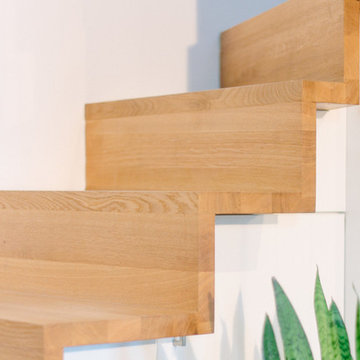 Treppe in Eiche mit Einbauschrank in Weiß Hochglanz