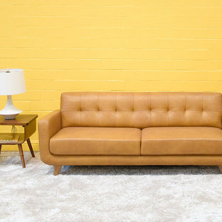 Immagine di un soggiorno minimalista di medie dimensioni e chiuso con sala formale, pareti gialle e moquette