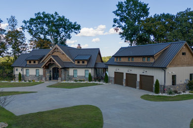 Example of a mountain style exterior home design in Nashville