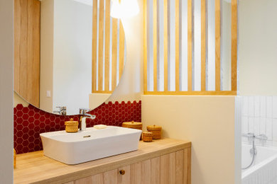 Idées déco pour une salle de bain principale, longue et étroite et blanche et bois contemporaine en bois clair de taille moyenne avec un placard à porte affleurante, une baignoire encastrée, une douche à l'italienne, un carrelage rouge, un mur beige, un lavabo posé, un plan de toilette en bois, un sol multicolore, meuble simple vasque et meuble-lavabo suspendu.