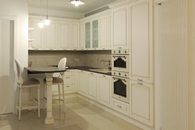 Idee per una cucina chic di medie dimensioni con lavello a vasca singola, ante con bugna sagomata, ante beige, top in quarzite, paraspruzzi beige, paraspruzzi con piastrelle in ceramica, elettrodomestici colorati, pavimento con piastrelle in ceramica, penisola, pavimento beige e top marrone
