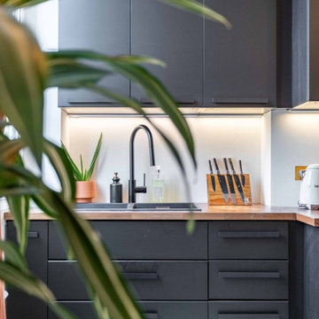 Total look noir dans la cuisine