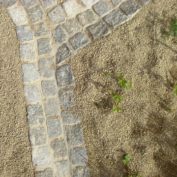 Detail Kiesbeet und Pflasterrinnen