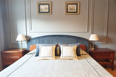 На фото: хозяйская спальня в стиле неоклассика (современная классика) с серыми стенами и акцентной стеной с