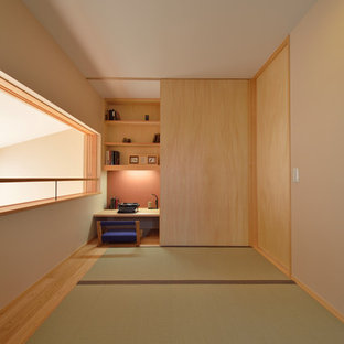 Foto de despacho de estilo zen con paredes beige, tatami, escritorio empotrado y suelo verde