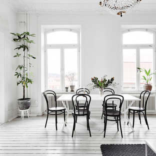 Bild på en skandinavisk matplats, med vita väggar, målat trägolv och vitt golv