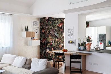 Ispirazione per un grande soggiorno minimal stile loft con pareti bianche, parquet chiaro e TV a parete