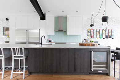 Inspiration for a modern kitchen remodel in Vancouver