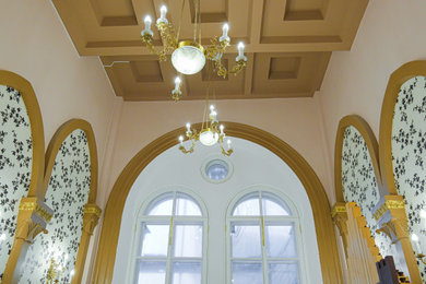Исторические окна и двери в зданиях центра Санкт-Петербурга