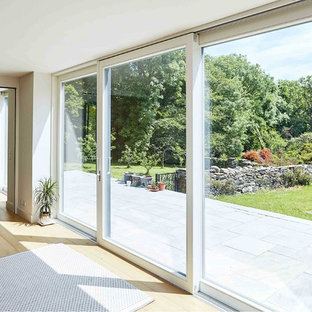 Réalisation d'un grand jardin latéral design l'été avec une entrée ou une allée de jardin, une exposition ensoleillée et des pavés en pierre naturelle.