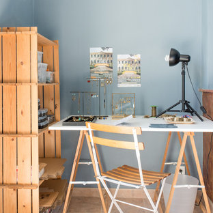 Foto de sala de manualidades campestre con paredes azules, escritorio independiente y suelo rosa
