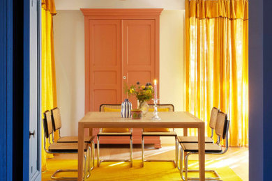 Idées déco pour une salle à manger de taille moyenne avec un mur bleu, parquet clair et un sol beige.
