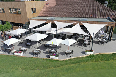 Réalisation d'une grande terrasse avant minimaliste.