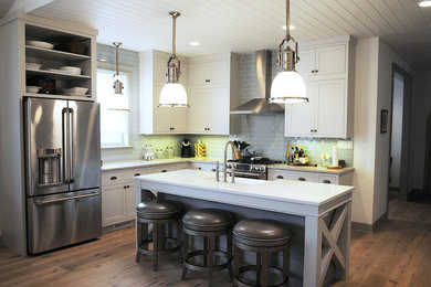 Kitchen - cottage kitchen idea in Chicago
