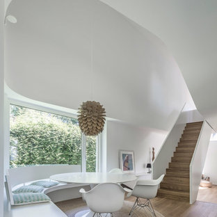 フランクフルトの中サイズのモダンスタイルのLDKの画像 (白い壁、無垢フローリング、暖炉なし、茶色い床)