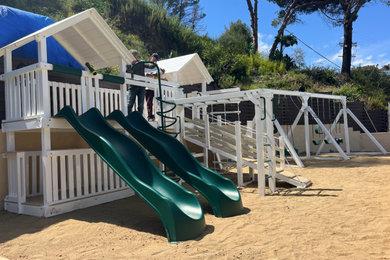 Example of a beach style exterior home design in Los Angeles