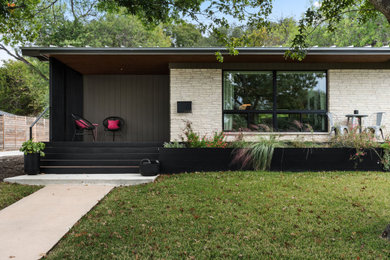 Mid-century modern home design photo in Austin