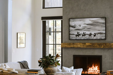 Imagen de salón abierto minimalista grande con paredes blancas, suelo de madera clara, todas las chimeneas, marco de chimenea de yeso y televisor colgado en la pared