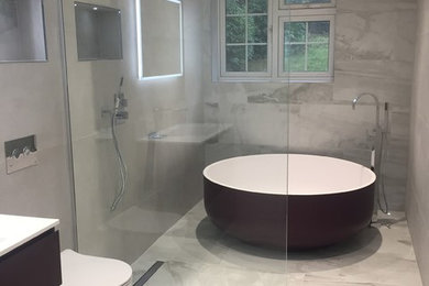 Idée de décoration pour une salle de bain design de taille moyenne.