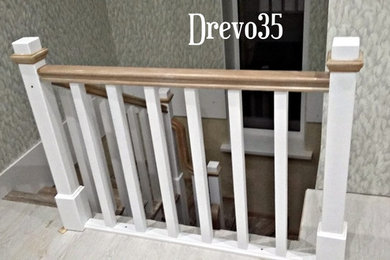 На фото: изогнутая деревянная лестница среднего размера в скандинавском стиле с деревянными ступенями и деревянными перилами с