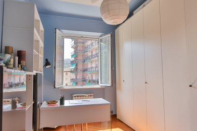Immagine di un ufficio minimalista di medie dimensioni con pareti blu, parquet chiaro, scrivania autoportante e pavimento marrone