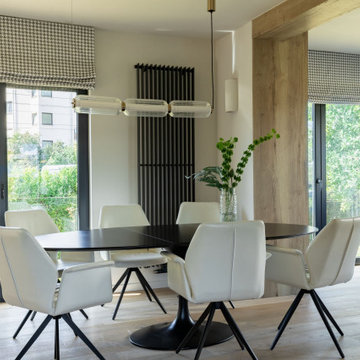 Modernes Einfamilienhaus mit leuchtendem Glaskubus