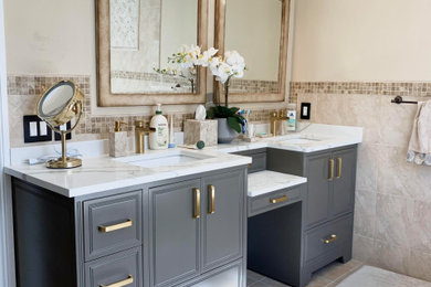Foto de cuarto de baño principal, doble y de pie clásico renovado de tamaño medio con baldosas y/o azulejos beige, encimera de cuarzo compacto y encimeras blancas