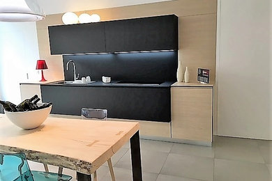 Foto de cocina moderna abierta con fregadero de un seno y puertas de armario negras