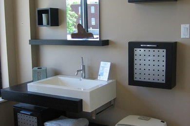 This is an example of a contemporary bathroom in Toronto.