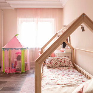 Idéer för ett stort modernt barnrum kombinerat med sovrum, med beige väggar, klinkergolv i porslin och brunt golv