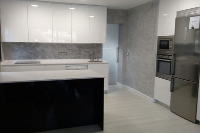 Ejemplo de cocina moderna con microcemento