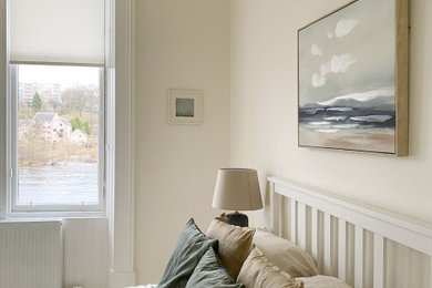 Imagen de dormitorio principal actual de tamaño medio con paredes beige, moqueta y suelo beige