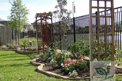 Design ideas for a traditional landscaping in Houston.