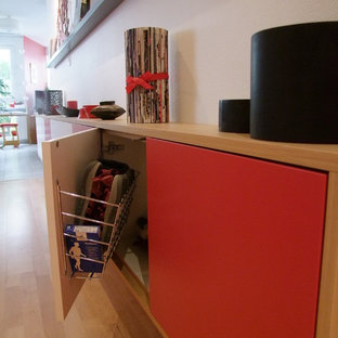 Неиссякаемый источник вдохновения для домашнего уюта: маленькая узкая прихожая в стиле модернизм с белыми стенами, полом из ламината, одностворчатой входной дверью, серой входной дверью и бежевым полом