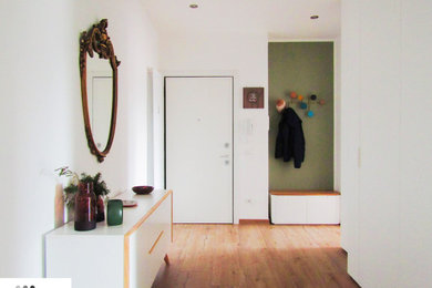 Idee per una grande sala da pranzo aperta verso la cucina design con pareti verdi, pavimento in gres porcellanato, nessun camino e pavimento beige
