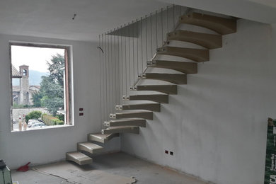 Diseño de escalera en L sin contrahuella con escalones de madera pintada y barandilla de metal