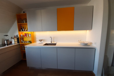 Inspiration for a mid-sized contemporary kitchen in Cologne.