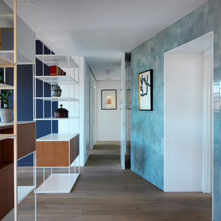 Ispirazione per un ingresso o corridoio design con pavimento in legno massello medio