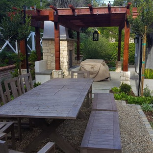 Geometrischer, Mittelgroßer, Halbschattiger Klassischer Garten hinter dem Haus mit Kamin und Natursteinplatten in Orange County
